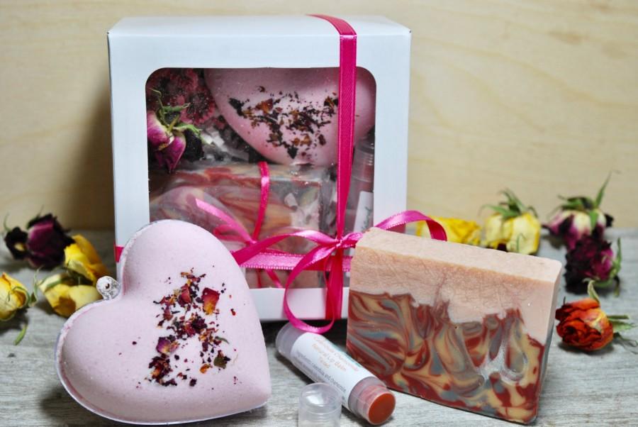 Свадьба - Rose - Small Lovely Bath Gift Set, Heart Bath Bomb and Rose Soap - Natural Spa Set, Bridesmaid, Romantic Gift, Girlfriend, Gifts under 10