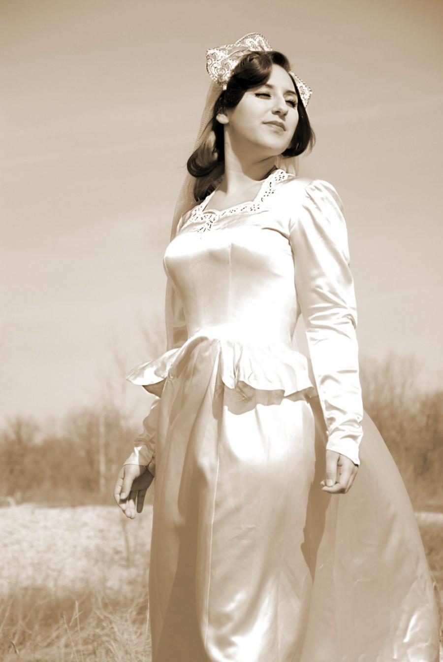Mariage - 1940s wedding dress, peplum beading train, ivory satin, long sleeves M L