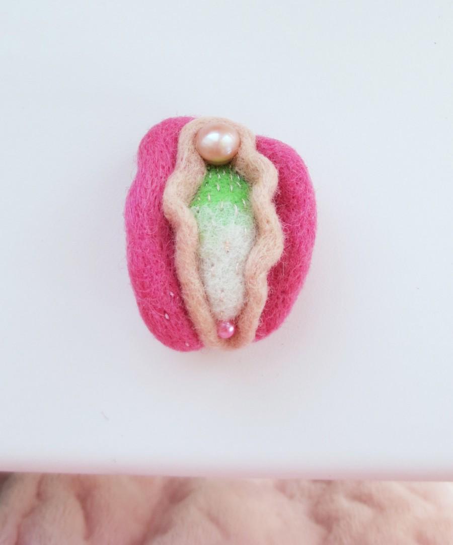 Свадьба - Vulva brooch with river pearl, vagina jewelry, needle felted vagina, yoni, christmas gift, feminist gift, vagina pin, vagina brooch
