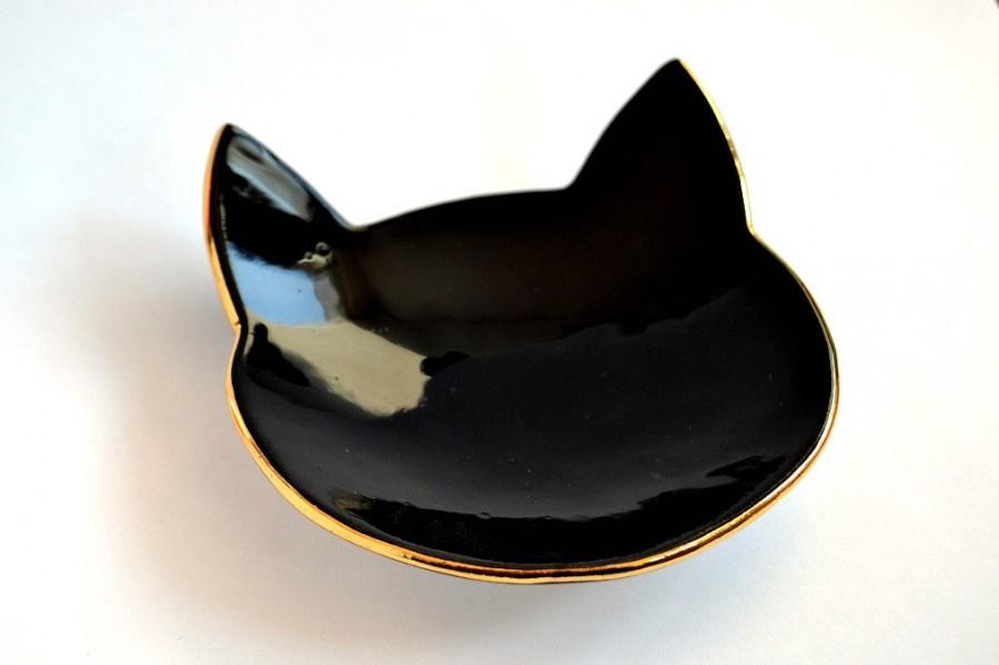 Свадьба - Black cat ring dish - gold rim detail - black ceramic jewelry dish plate - wedding ring bearer holder