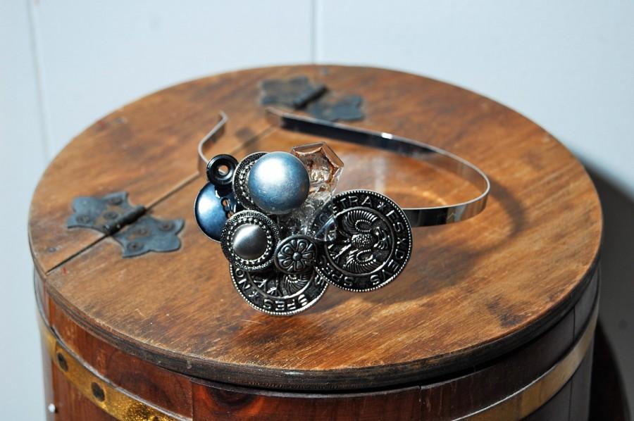 زفاف - Vintage Silver Button Cluster Set on a Silver Metal Headband Barrette Steampunk Retro Hipster Tween