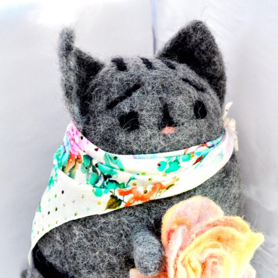 زفاف - Kitten with a flower, Cat,10 ",  Art Dolls, Interior doll, Gift For Her, Needle felted cat, felted animal, felted cat, READY TO SHIP