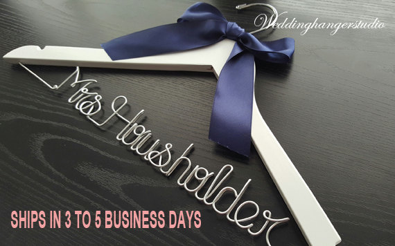 Свадьба - Personalized Wedding Hanger, bridesmaid gifts, name hanger, brides hanger