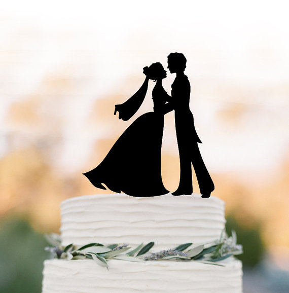 Свадьба - couple Wedding Cake topper topper figurine, Bride and groom silhouette , funny cake decor, bride with veil