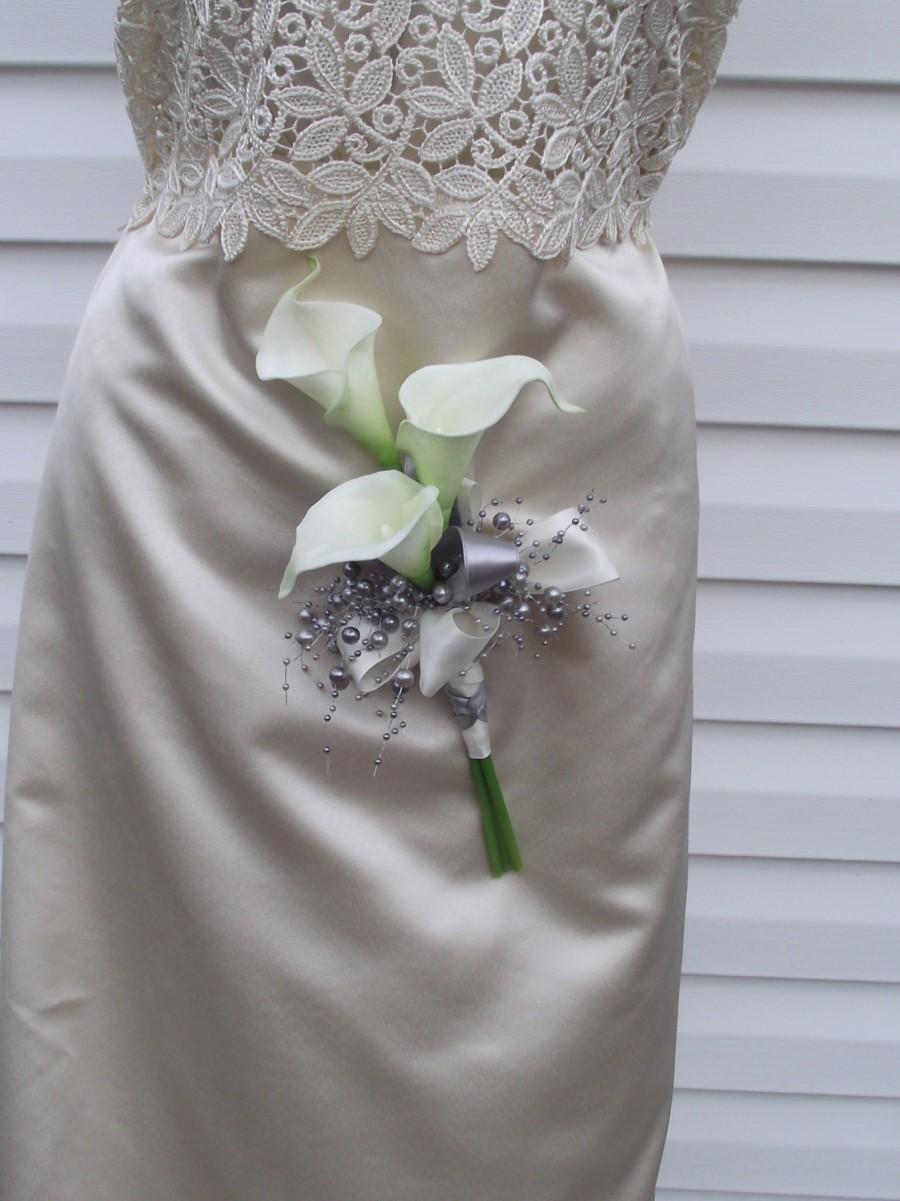 Hochzeit - Calla lily bridesmaid bouquet, calla lily wedding, grey bridesmaid bouquet, pearl bouquet, budget bridesmaid flowers, maid of honor bouquet