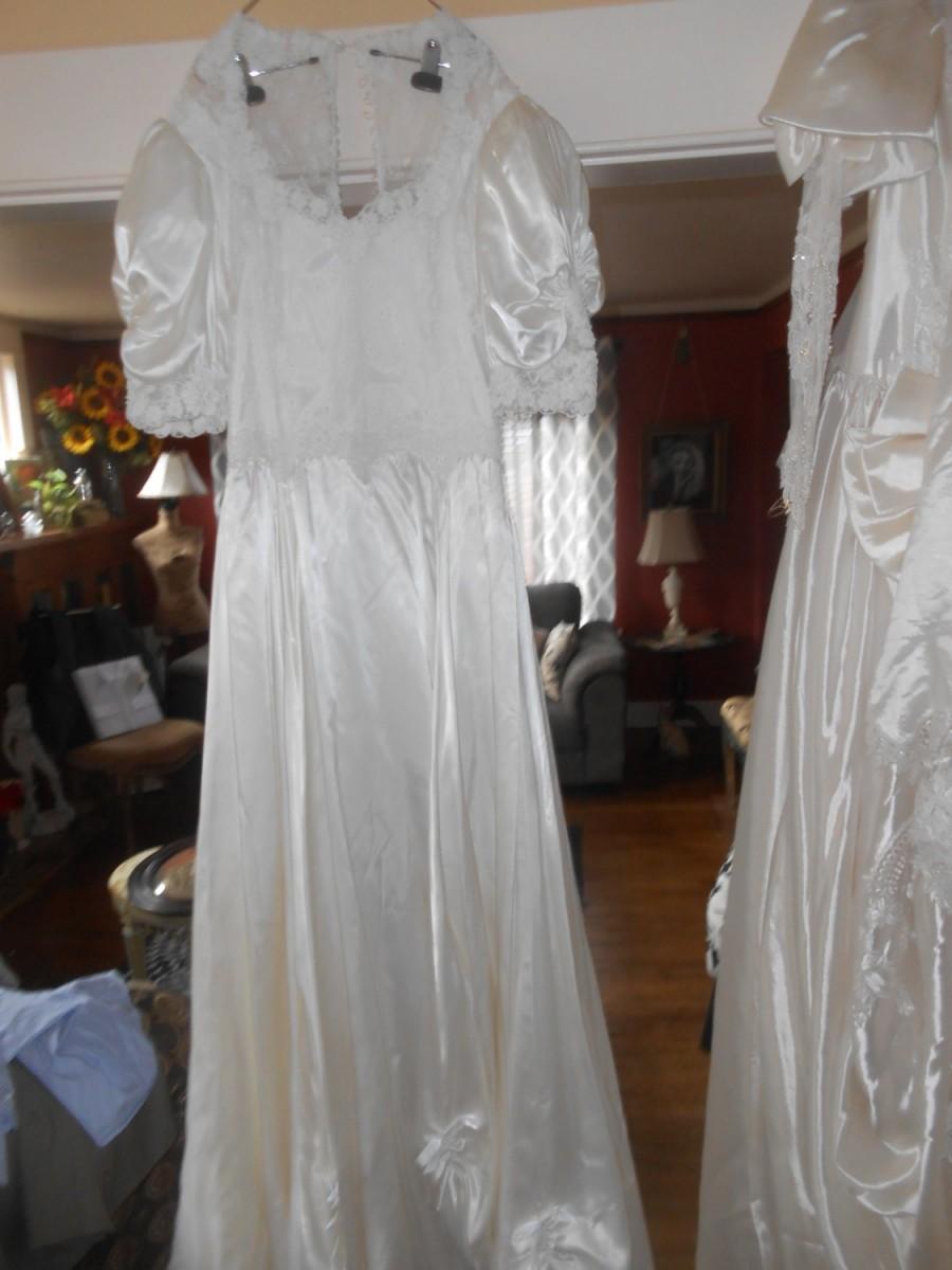 Mariage - 008-Vintage 1980's Satin and Lace Wedding Gown with wonderful RUFFLES on the train- like billows or waves-