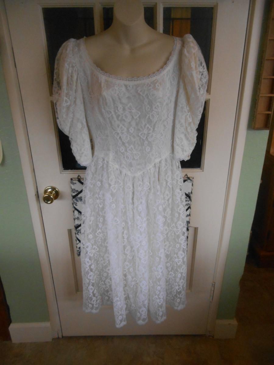 زفاف - 019-Simple and Sweet Vintage Wedding Gown in a below knee length- sateen and white lace in a size 11