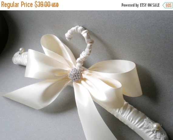 Mariage - ON SALE Grande Satin Wedding Hanger. Padded White or Ivory Satin. Bridal Shower GIFT Satin Jeweled Bow. Elegant Vogue Brid