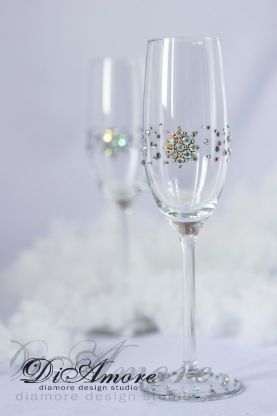 Hochzeit - Winter wedding champagne glasses, white wedding, personalized, bride and groom champagne flutes, crystal wedding,  2pcs G7/11-0001