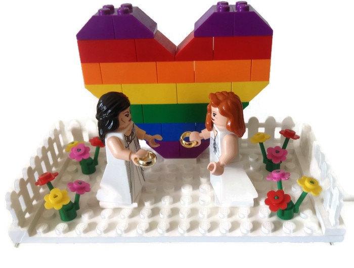 Mariage - Gay Lesbian Wedding Cake Topper Lego Couple Minifigures Rainbow Heart White Picket Fences Wedding Gift Favor