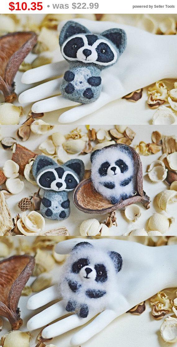 Mariage - CrazyWeekSale Friendship Is Always Warm // Set of 2 brooches // Raccoon and Panda // 100% natural wool // Dry Felting // Best Gift for Fr...