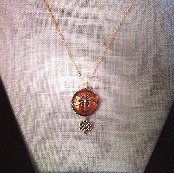 Свадьба - Dragonfly in Amber, Gold Celtic Eternity Knot Necklace, Outlander, Celtic Wedding, Sassenach, Irish Jewelry, Bridesmaids Gift