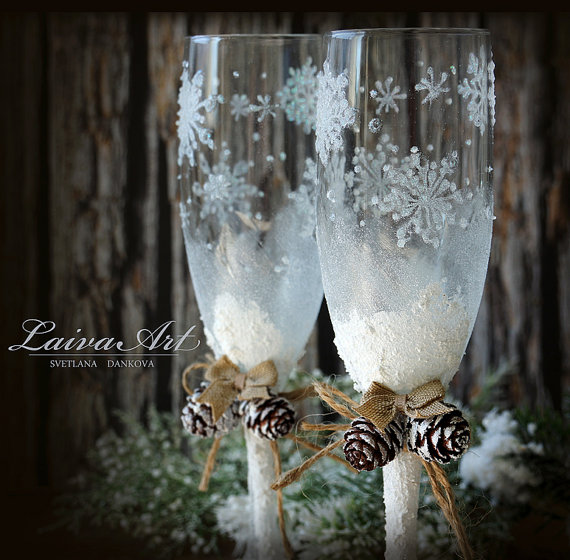Свадьба - Rustic Wedding Champagne Glasses Winter Wedding Christmas Wedding Holiday Wedding Champagne Flutes