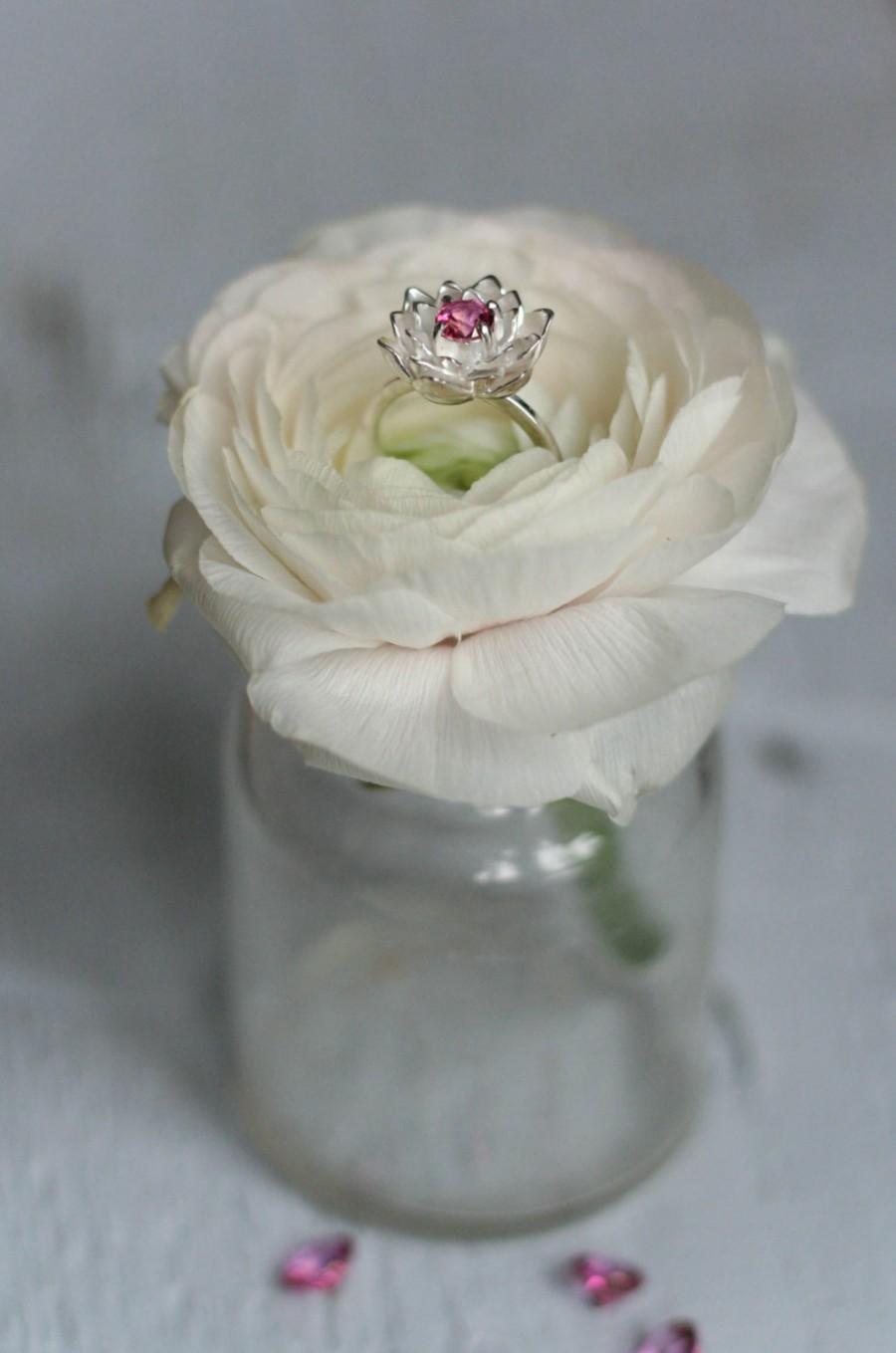 Mariage - Flower engagement ring, pink topaz ring, proposal ring, pink gemstone ring, lotus ring, sterling silver ring, promise ring, lotus jewelry