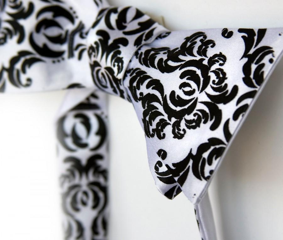 زفاف - Black and white damask bow tie. Self-tie freestyle bow tie. Silkscreened black print.