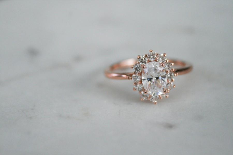 Mariage - Rose Gold Moissanite Ring, Oval Moissanite, Diamond Halo Ring, Halo Engagement, Moissanite Engagement, Rose Gold, Rose Gold Moissanite Ring