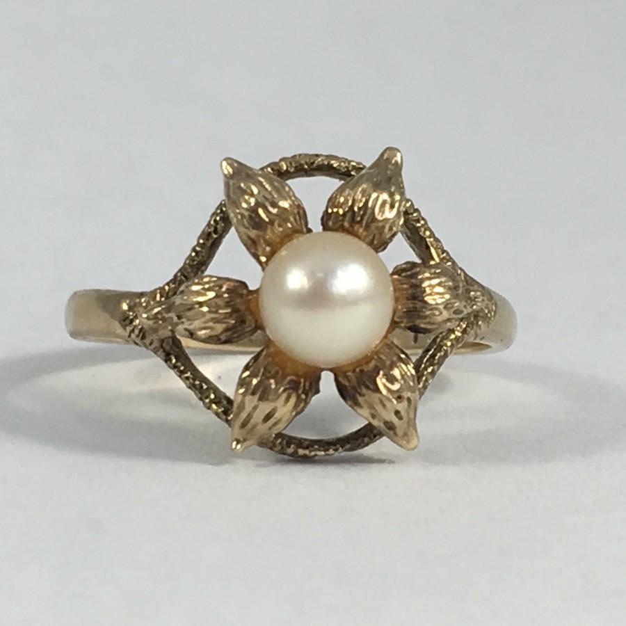 Mariage - Vintage Pearl Ring. 9k Yellow Gold. Graduation Gift. June Birthstone. 4th Anniversary Gift. Unique Engagement Ring. Gold Flower Ring.