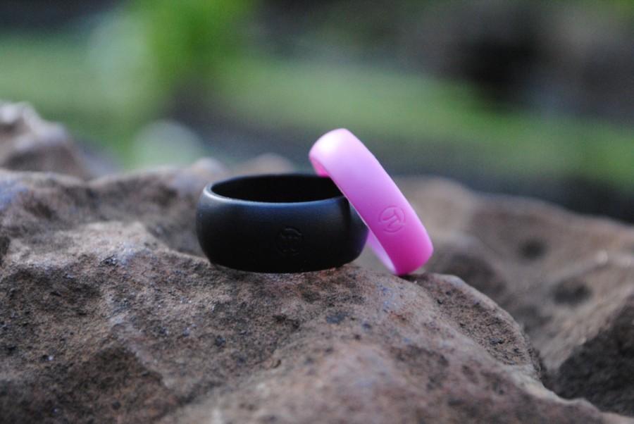 Hochzeit - His & Hers Fit Ring Silicone Wedding Ring Flexible Rubber Wedding Band - FREE SHIPPING - Black,Blue,Aqua,Gray, Green,Red,Purple,Pink,White