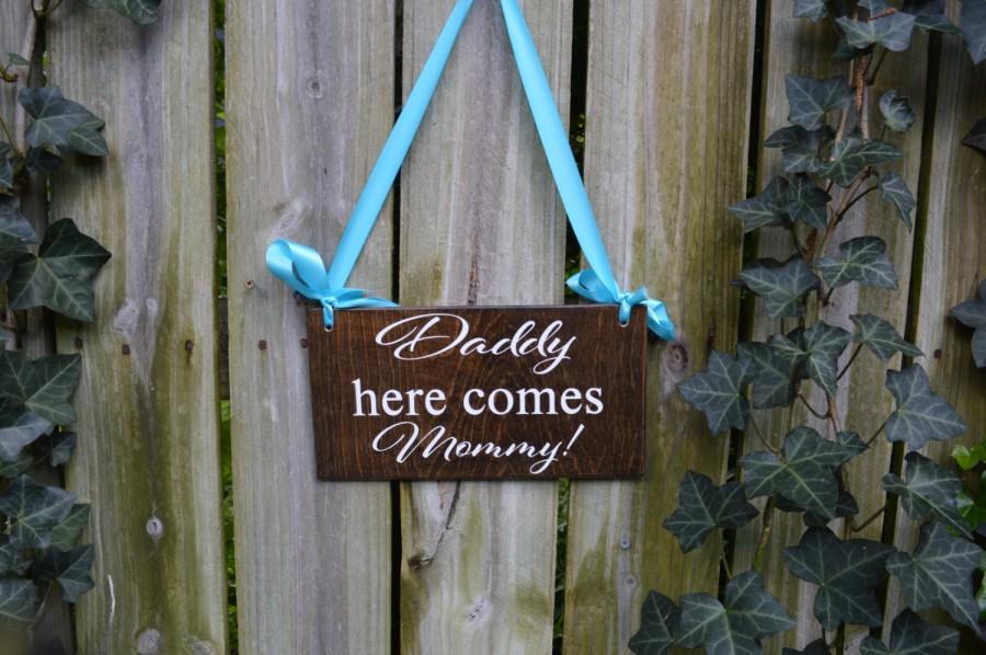 Hochzeit - Daddy Here Comes Mommy Wedding Sign, Here Comes the Bride Sign, Here Comes Your Bride Sign, Personalized Wedding Signs