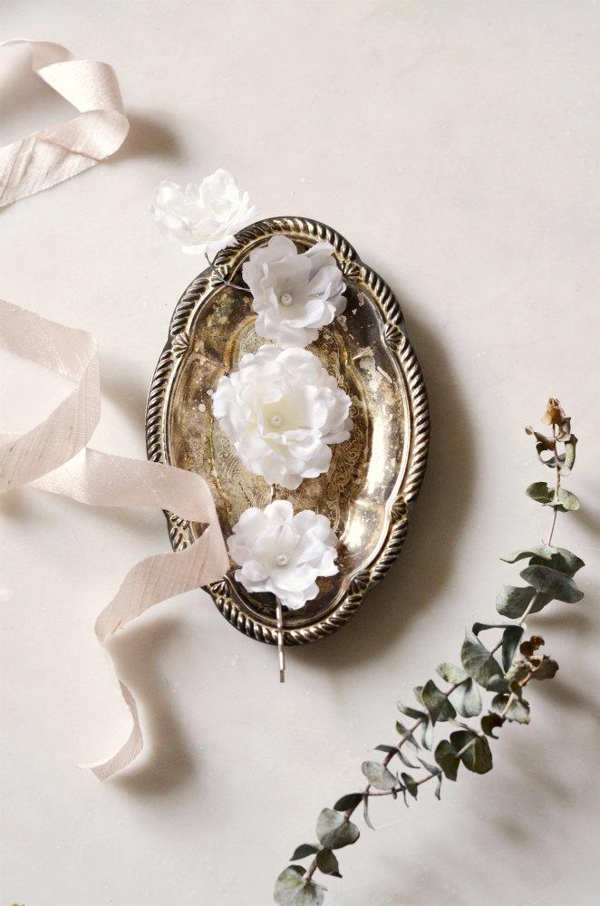 Mariage - Bridal flower hair pins, white wedding hair clips, floral hair clip set, white flower bobby pins, floral clips, hair accessories