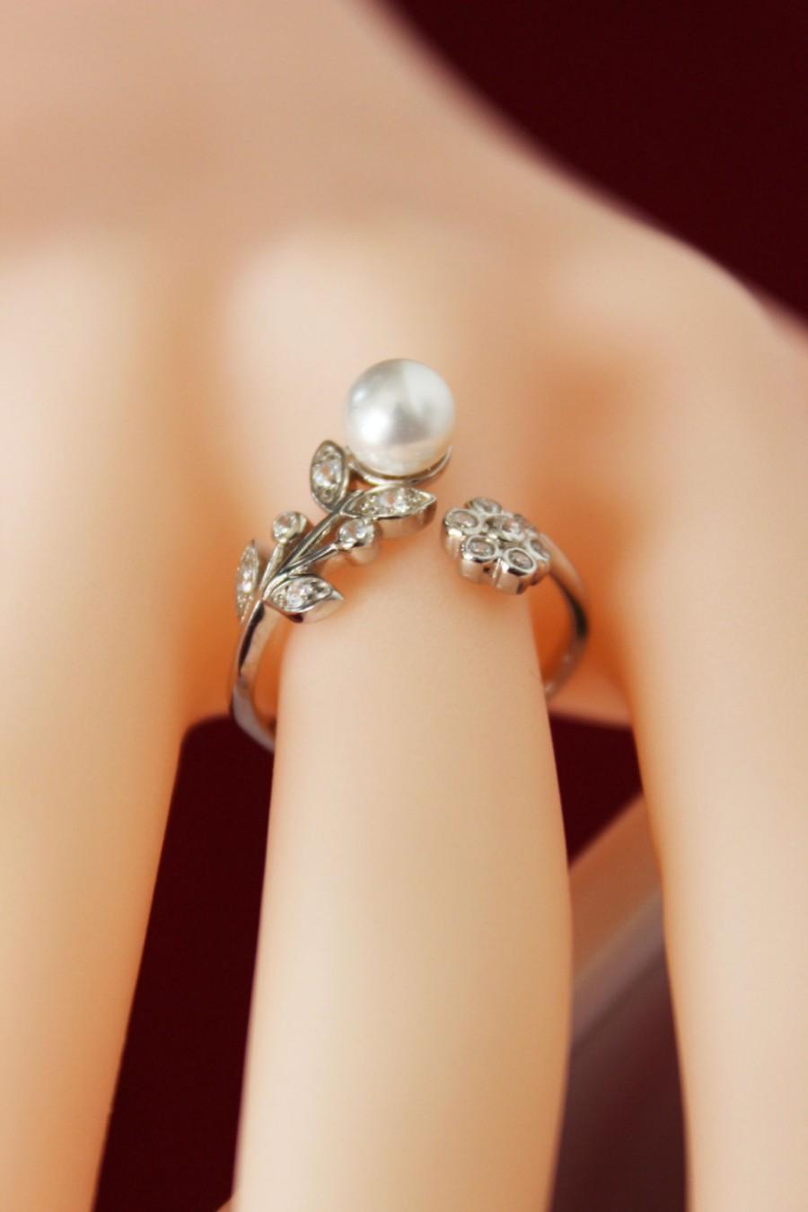 Hochzeit - Cubic Zirconia Bridesmaids Ring, Sterling Silver Flower Ring, Pearl Wedding Ring, Bridal Ring, Perfect Gift for Bridesmaids, Pearl Ring