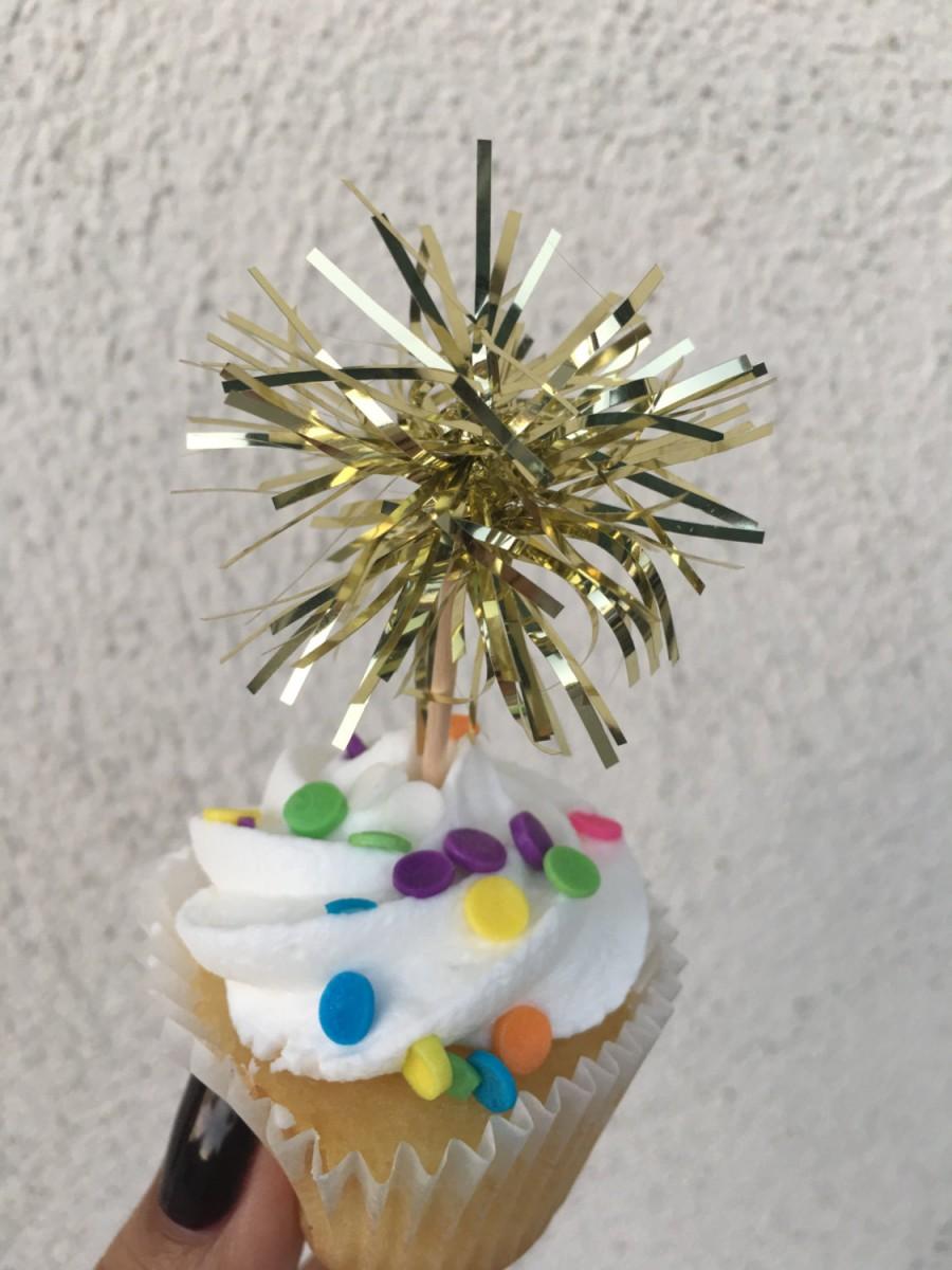 Hochzeit - Gold Tinsel Cupcake Topper. 20 pieces