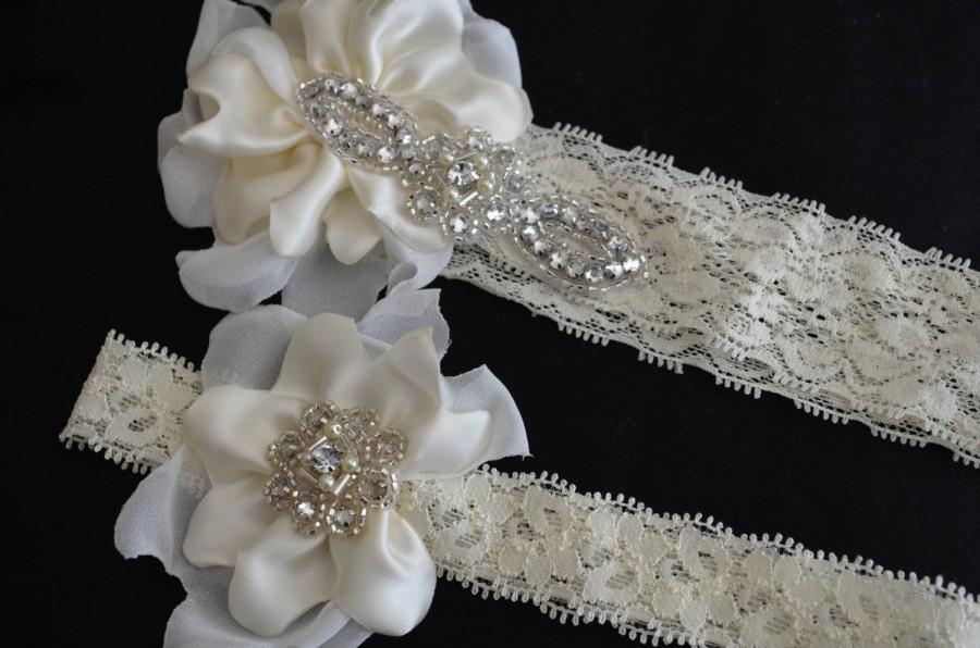 Свадьба - Bridal Ivory flower Petal Lace garter,Lace garter set,stretch lace garter with Fabric petals, rhinestone garter,rhinestone lace garter set