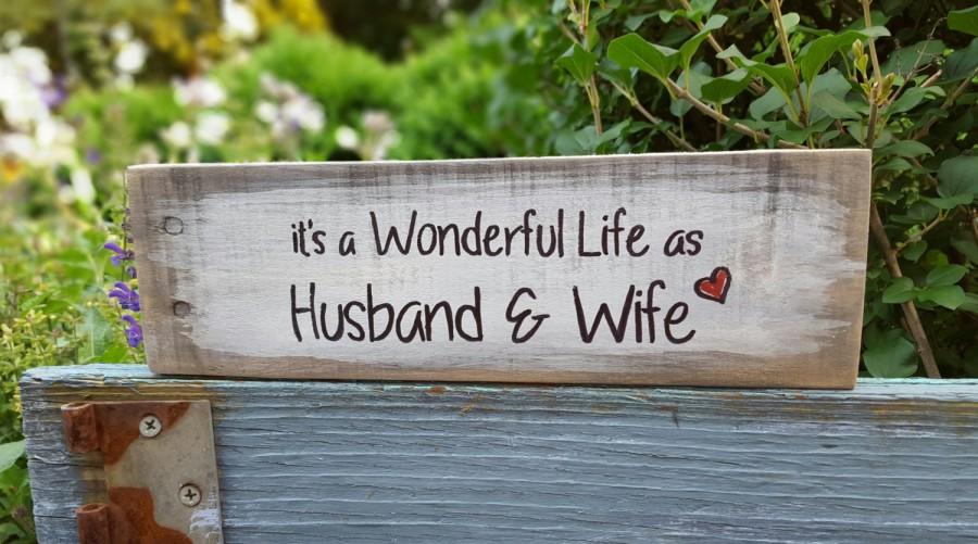 Mariage - It's a Wonderful Life as Husband & Wife ANNIVERSARY Sign. A RUSTIC WOOD sign - Perfect for any Wedding Anniversary for the Mr. and Mrs.