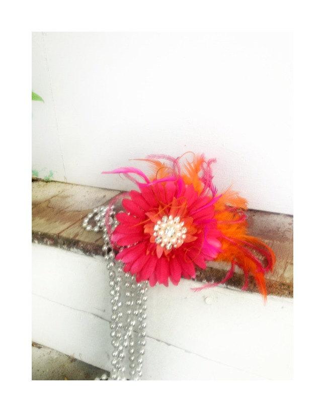 زفاف - Daisy Fascinator Head Piece Comb /  Hair Clip. Fuchsia - Tangerine Orange Feathers, Ivory Pearl & Rhinestone. Statement Bridal Bride Wedding
