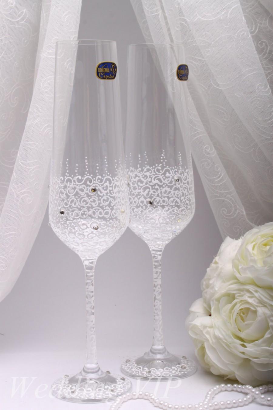Hochzeit - Glasses wedding White LACE -HAND Painted- Personalized glasses Wedding Toasting Glasses champagne glasses Champagne Flutes Mr and Mrs glasse