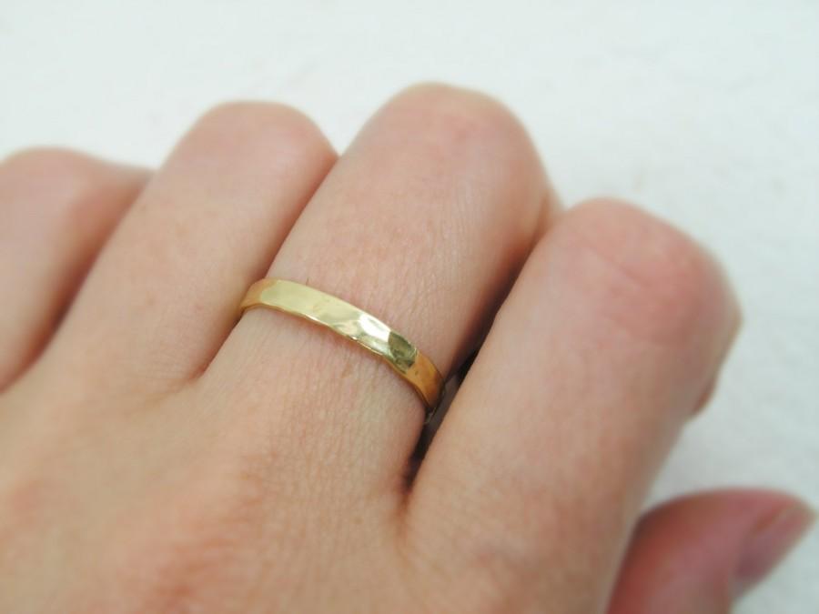 Mariage - 18K gold Hammered  3mm wedding band. Skinny gold wedding ring. Hammered wedding ring. Rustic gold wedding band. His and hers wedding ring.