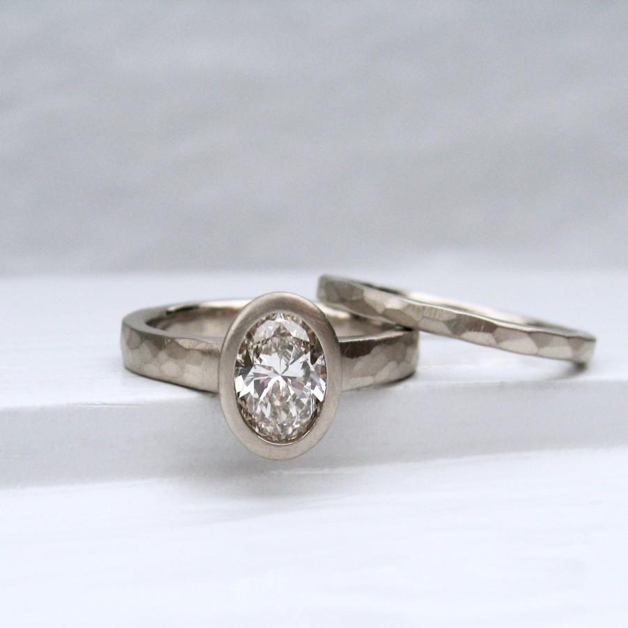 زفاف - SALE Pebble Ring Squared 1ct oval diamond engagement ring and hammered wedding band set in recycled palladium white gold Ready to ship