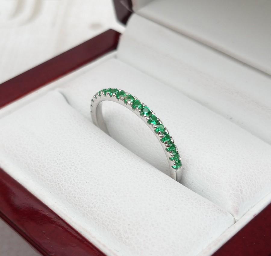 زفاف - 1.8mm wide Natural Emerald Half Eternity stacking ring  in white gold or Silver - stacking ring - wedding band - handmade engagement ring