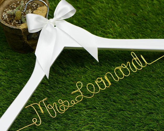 Свадьба - Personalized Wedding Hanger, Single Line Bride Name Custom Bridal Hanger, Brides Hanger, Bridal Gift