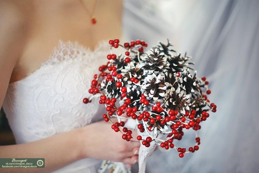 Hochzeit - Pine Cone Winter Wedding Bouquet, Pinecone Bouquet, Pinecone Red Wedding, Woodland Wedding, Alternative Bridal Bouquet, Rustic Wedding
