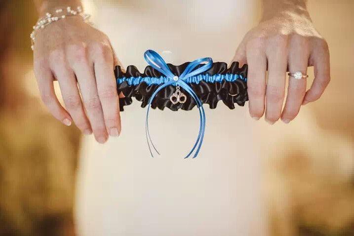 زفاف - Thin Blue Line Police Officer Wedding Garter in Royal Blue and Black Satin with Swarovski Crystal and Handcuff Charm