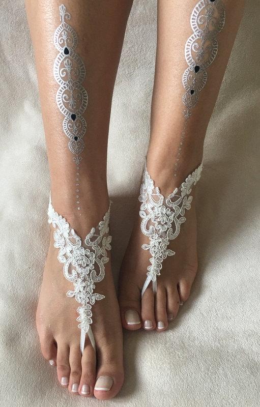 Mariage - White or ivory lace barefoot sandals, FREE SHIP, beach wedding barefoot sandals, belly dance, lace shoes, bridesmaid gift, beach shoes