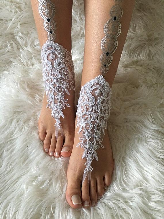 Свадьба - White lace barefoot sandals, FREE SHIP, beach wedding barefoot sandals, belly dance, lace shoes, wedding shoe, bridesmaid gift, beach shoes