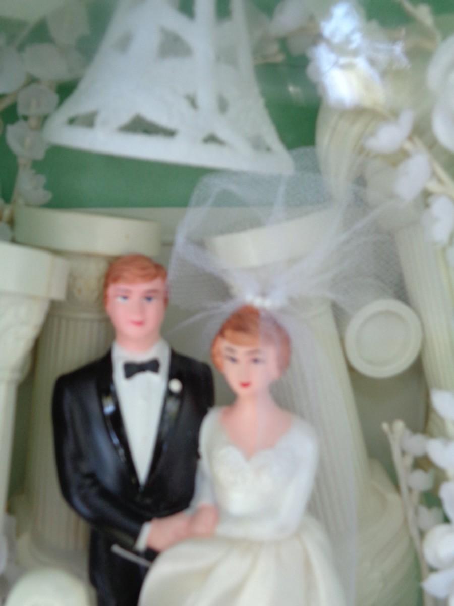 Mariage - Vintage 80s Wedding Cake topper bride groom with two swans and two columns by coast Novelty new in box