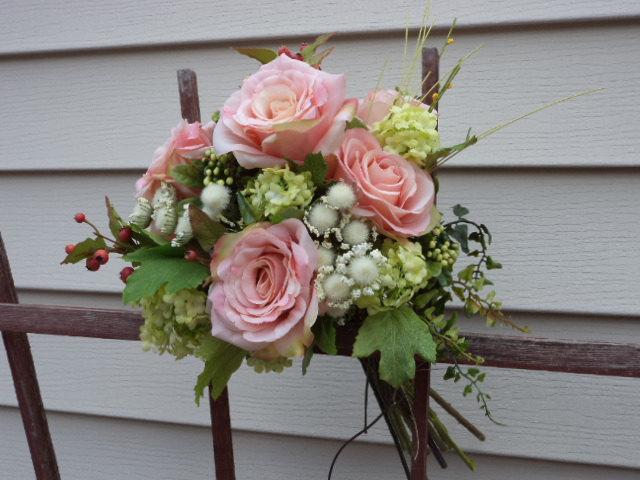 Hochzeit - Cottage Chic / English Garden Pink Rose Silk Bridal Bouquet and Grooms Boutonniere / Silk Wedding Flowers / Country Wedding / Rustic Wedding