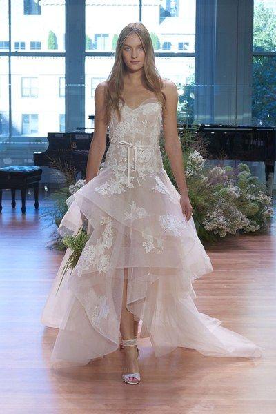 Hochzeit - Monique Lhuillier Bridal Fall 2017 Fashion Show