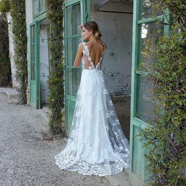 Свадьба - Rime Arodaky On Instagram: “Our Solvang Gown, Par @tulleandgrace • Flowers By @isaevents Model @Elinacii Muha @mariangela_palatini Jewels By @graciolligioelli…”