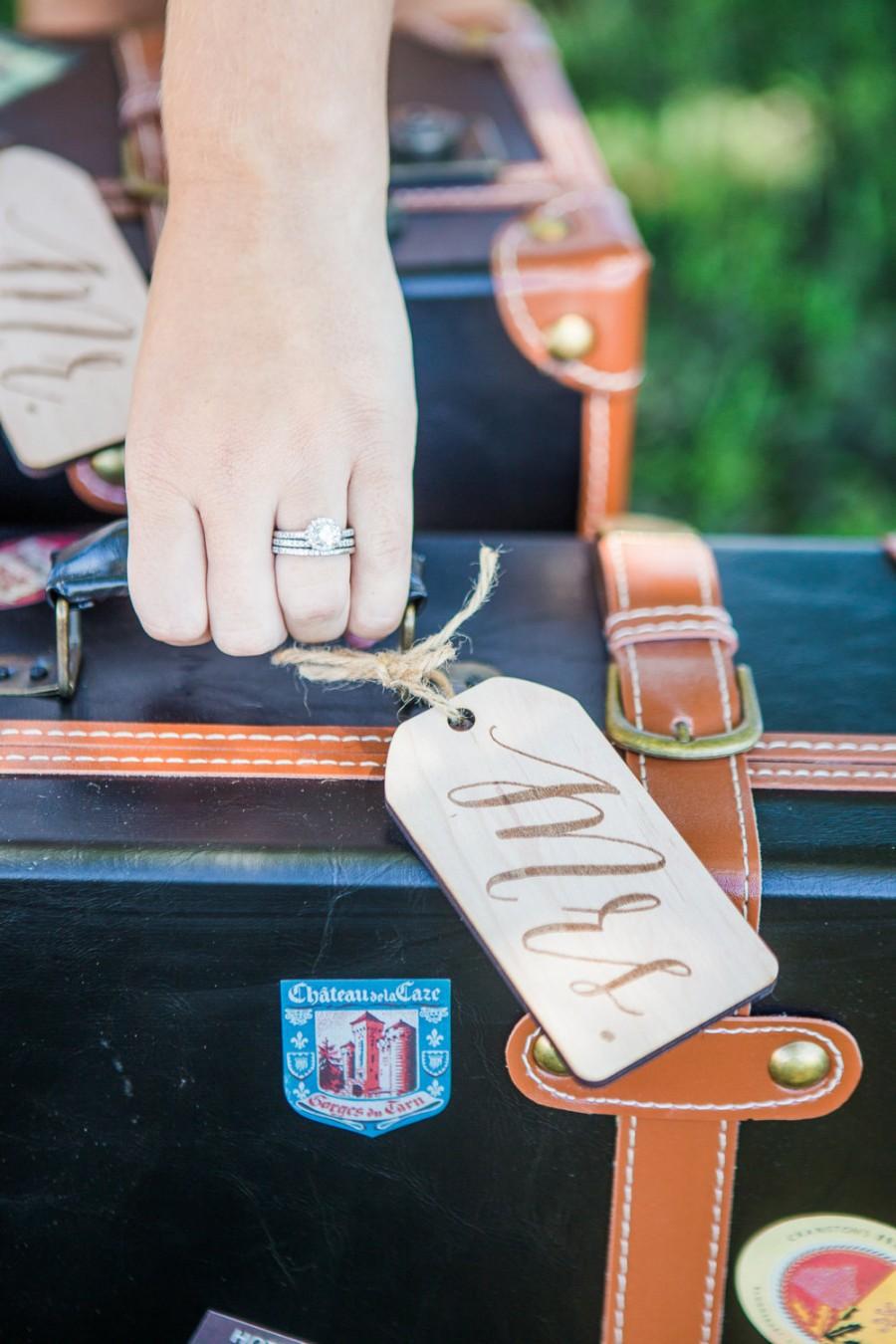 Свадьба - Mr and Mrs Luggage Tags for Honeymoon Suitcases - Tags for Luggage Wedding Gift for Bride and Groom (Item - LUG300)