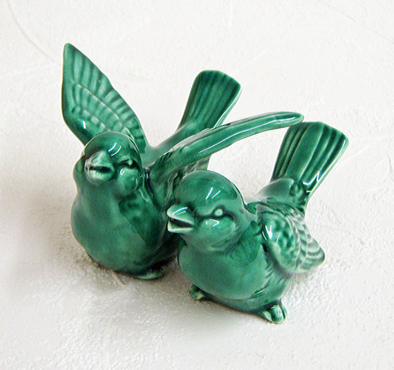 زفاف - Ceramic Love Bird Wedding Cake Toppers Handmade Keepsake Figurines in Emerald Green - Made to Order