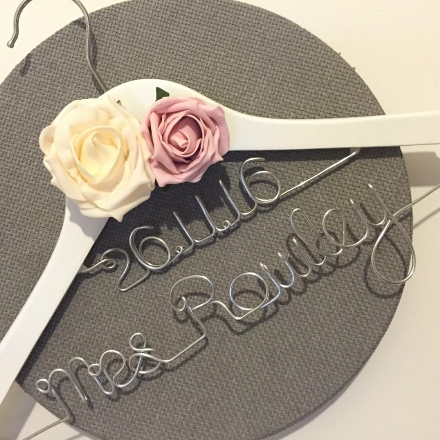 زفاف - Personalised Bridal Hanger - Wedding Hanger with roses - Prom Dress Hanger - choose from 12 colours - 2 rows 2 Roses
