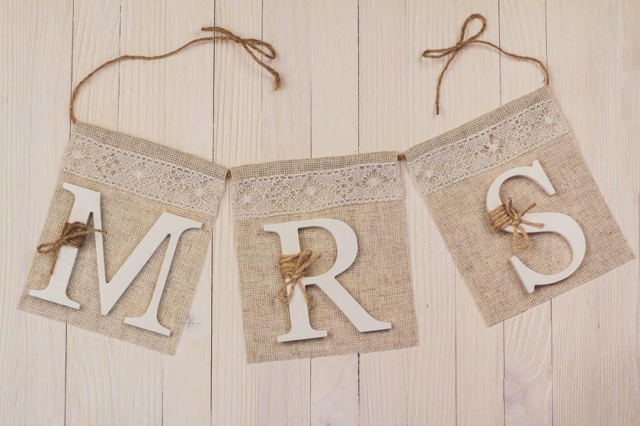 Mariage - Mrs Mr Rustic Banner Wedding Sign With Burlap and lace Shabby Chic Rustic Custom Color Letters