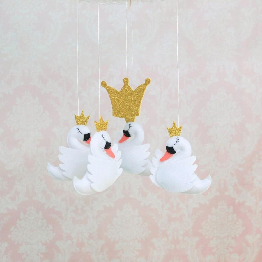 Hochzeit - Princess swan crib mobile - baby nursery decor - baby shower gift