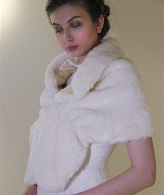 زفاف - Bridal fur wrap, Ivory Faux Fur Shawl, Bride wedding winter jacket stole, white cape evening shrug bolero bridesmaid accessories