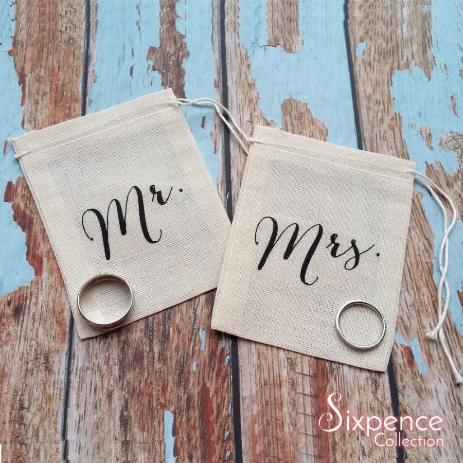 Hochzeit - Mr and Mrs set of 2 muslin wedding ring bags