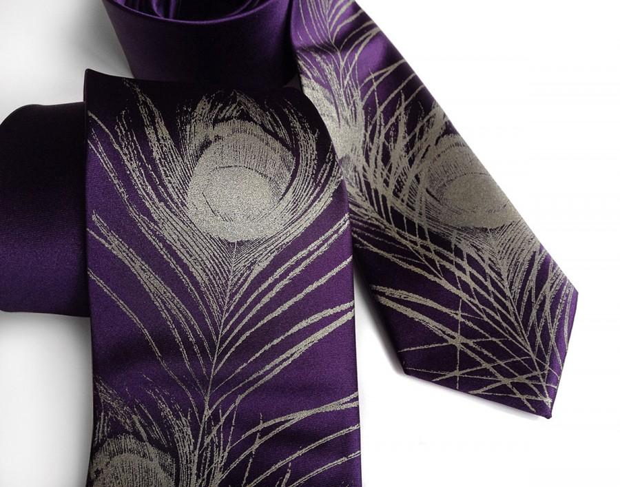 زفاف - Peacock feather necktie. Eggplant purple men's tie. Antique brass screnprint. Microfiber tie. Your choice: standard or narrow size.